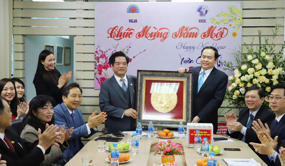 Ông Trần Thanh Mẫn,Bí thư Trung ương Đảng,Chủ tịch Ủy ban trung ương MTTQ Việt Nam thăm và làm việc với Hội Mỹ nghệ Kim hoàn Đá quý Việt Nam